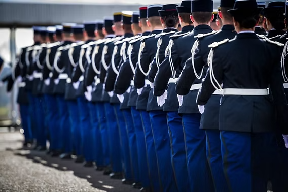 Sous-officiers de gendarmerie en prise d'armes